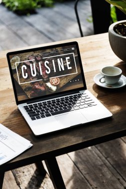 Laptop ahşap masada.