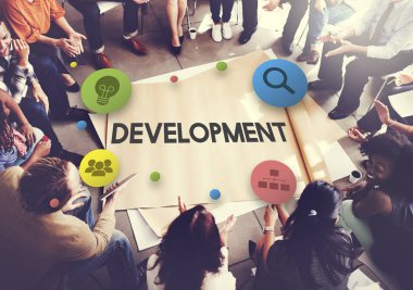 çemberde poster üzerinde oturan insanlar