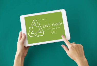 kişi holding dijital tablet