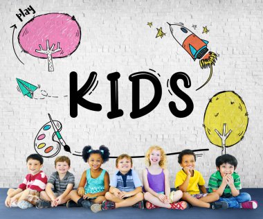 tuğla duvarın önünde oturan çocuk