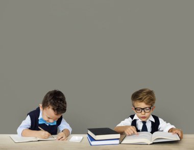 çocuklar masada çalışma