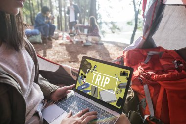 Açık havada dizüstü bilgisayar kullanarak, kadın 