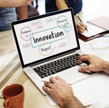 insan eli dizüstü bilgisayar kullanarak 