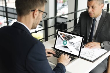 kahve dükkanında çalışan iş adamları