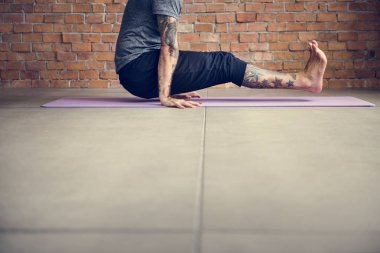 Yoga egzersiz egzersiz yapan erkek