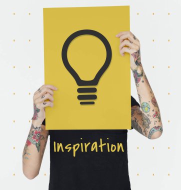 Dövmeli kişi holding afiş. 