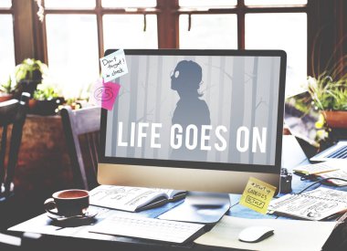 bilgisayar ahşap masada 