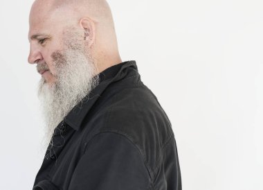 Yaşlı sakallı adam.