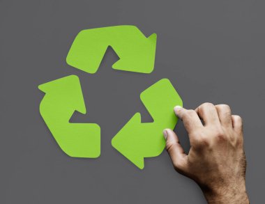 insan eli ve yeşil oku