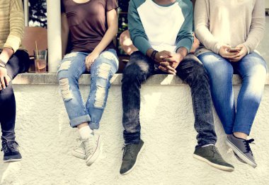 Arkadaşlar birlikte vakit geçiriyorlar.