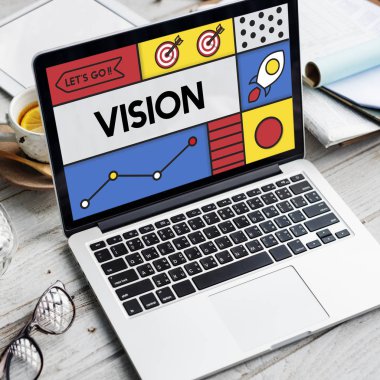 ahşap masa üstünde açılan laptop