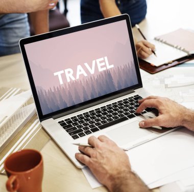 insan eli dizüstü bilgisayar kullanarak 