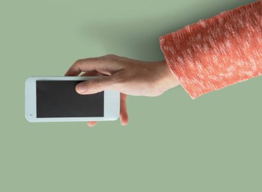 El ele tutuşan akıllı telefon.