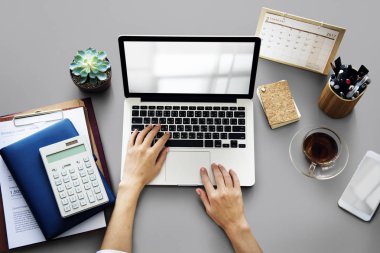 dizüstü bilgisayarda çalışan insan  