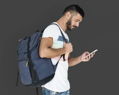 adam akıllı telefon kullanma sırt çantası ile