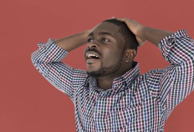 genç siyah elbise adam