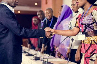 Uluslararası insanlar el sıkışan