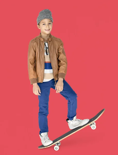 Хлопчик в капелюсі позує зі скейтбордом — стокове фото