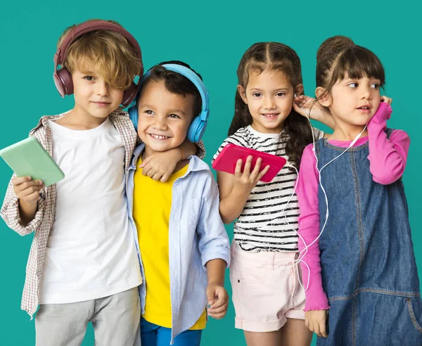 Adorabili bambini che ascoltano musica — Foto Stock