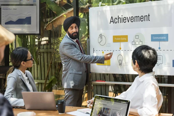 Mensen uit het bedrijfsleven hebben ontmoeting met discussie — Stockfoto