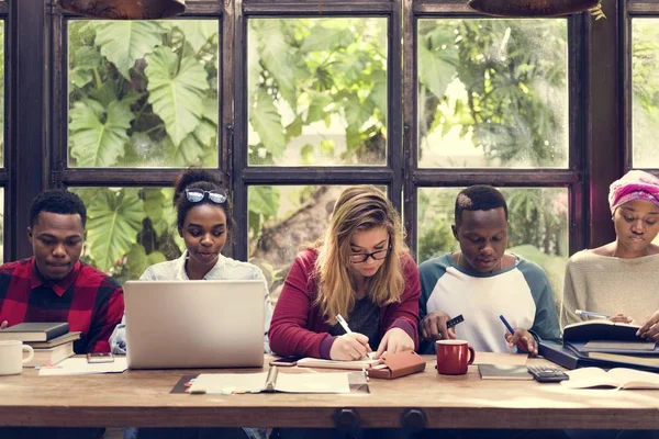 Estudiantes de diversidad estudiando —  Fotos de Stock