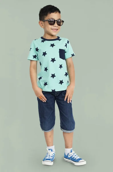 Kleine jongen dragen van een zonnebril — Stockfoto