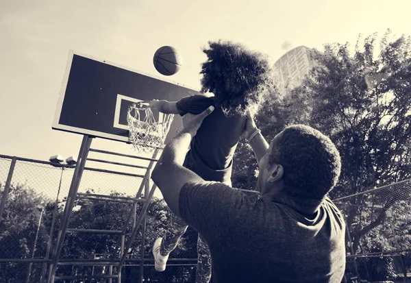 Vater spielt Basketball mit Tochter — Stockfoto