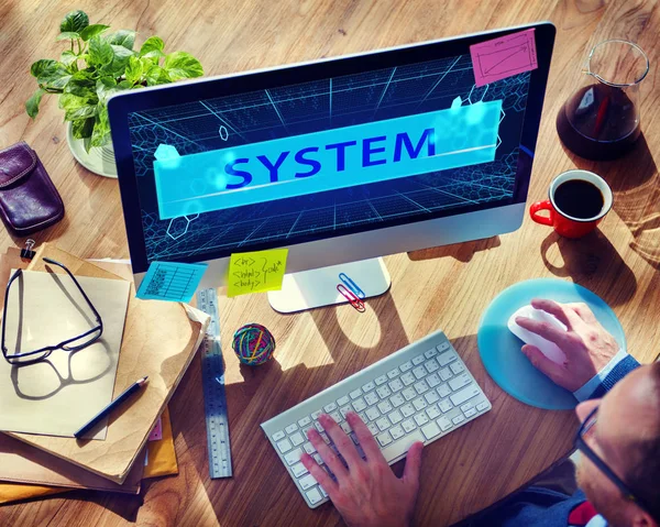 Homem de negócios usando computador — Fotografia de Stock