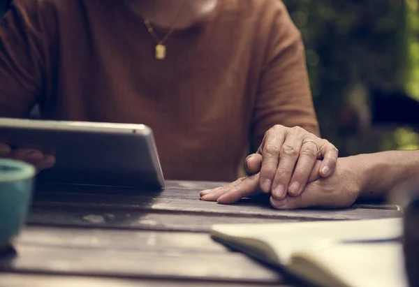 Paar hand in hand — Stockfoto