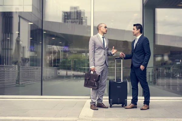 Zakelijke mannen overeenkomst Deal met handen schudden — Stockfoto