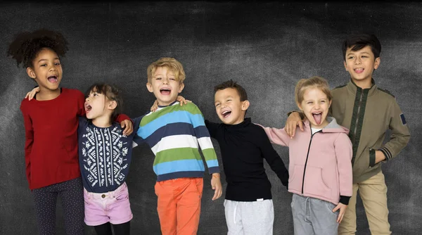 Lachende kinderen in de studio — Stockfoto