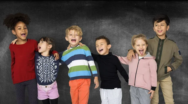 Enfants souriants dans le studio — Photo