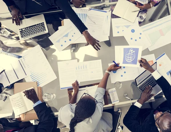 Brainstorming für Geschäftsleute — Stockfoto