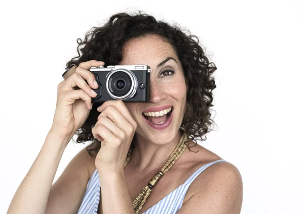 Mujer sosteniendo cámara fotográfica retro —  Fotos de Stock
