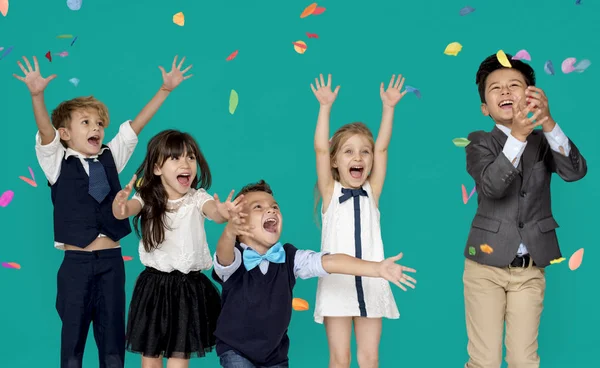 Niños celebrando con confeti —  Fotos de Stock