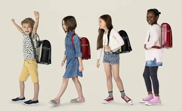 Τα παιδιά με Σακίδια με τα πόδια στο σχολείο — Φωτογραφία Αρχείου