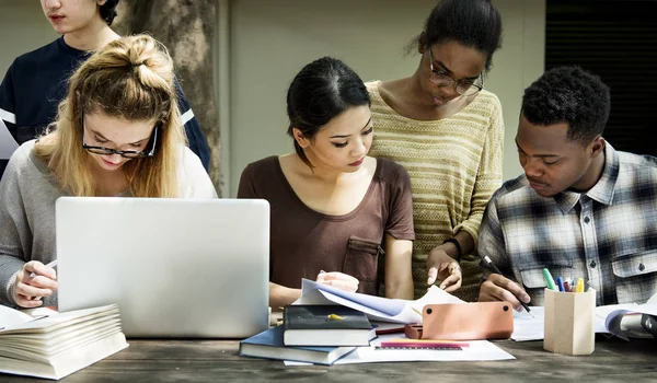 Diversidade estudantes estudando — Fotografia de Stock