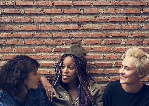 Mulheres sentadas e conversando — Fotografia de Stock