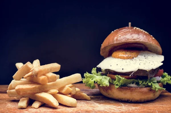 Delicioso hambúrguer e batatas fritas — Fotografia de Stock
