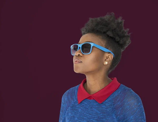 Afro donna con occhiali da sole — Foto Stock