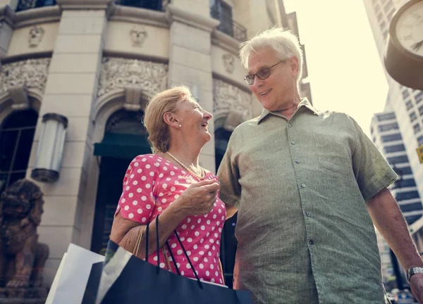 Casal sênior compras juntos — Fotografia de Stock