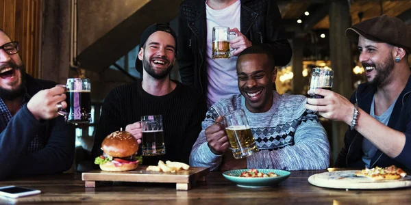 Diverse mensen hangen Pub — Stockfoto