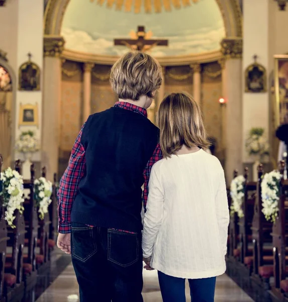 Crianças rezando na igreja — Fotografia de Stock