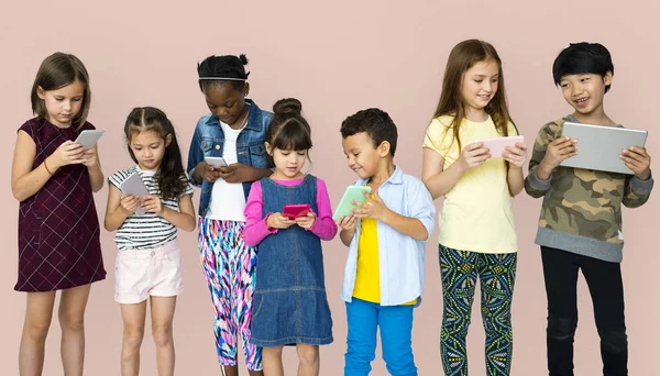 Enfants utilisant des appareils numériques — Photo