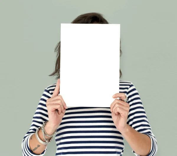 Mulher segurando placa em branco — Fotografia de Stock
