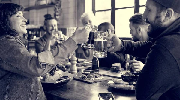 As pessoas gostam de comida e bebidas na festa — Fotografia de Stock