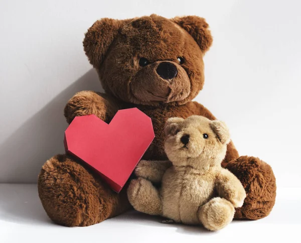 Two teddy bears with red heart — Stock Photo, Image