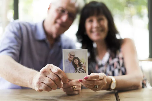 Pareja mostrando instantánea imagen de la cámara — Foto de Stock