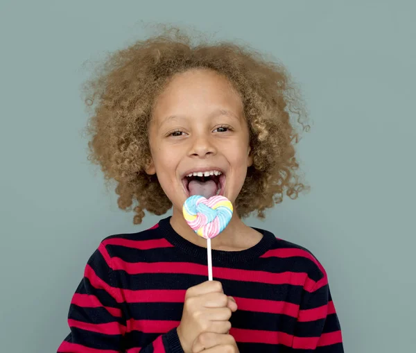 Afrikaanse jongen eten lollipop — Stockfoto