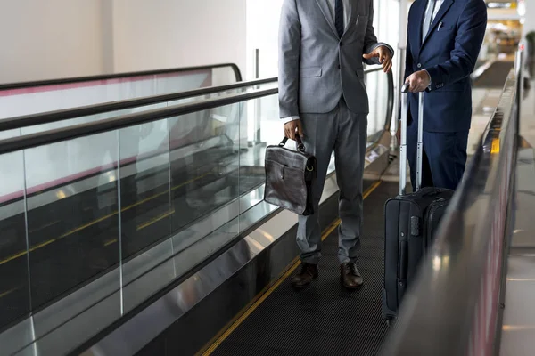 Gli uomini d'affari viaggiano con bagagli — Foto Stock